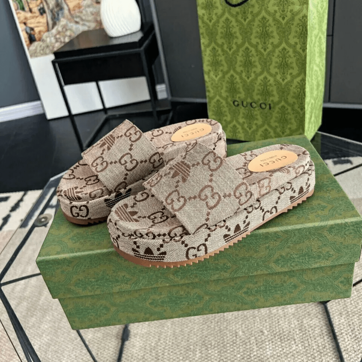 Gucci Angelina Flache Sandalen Canvas Giant Monogram Beige