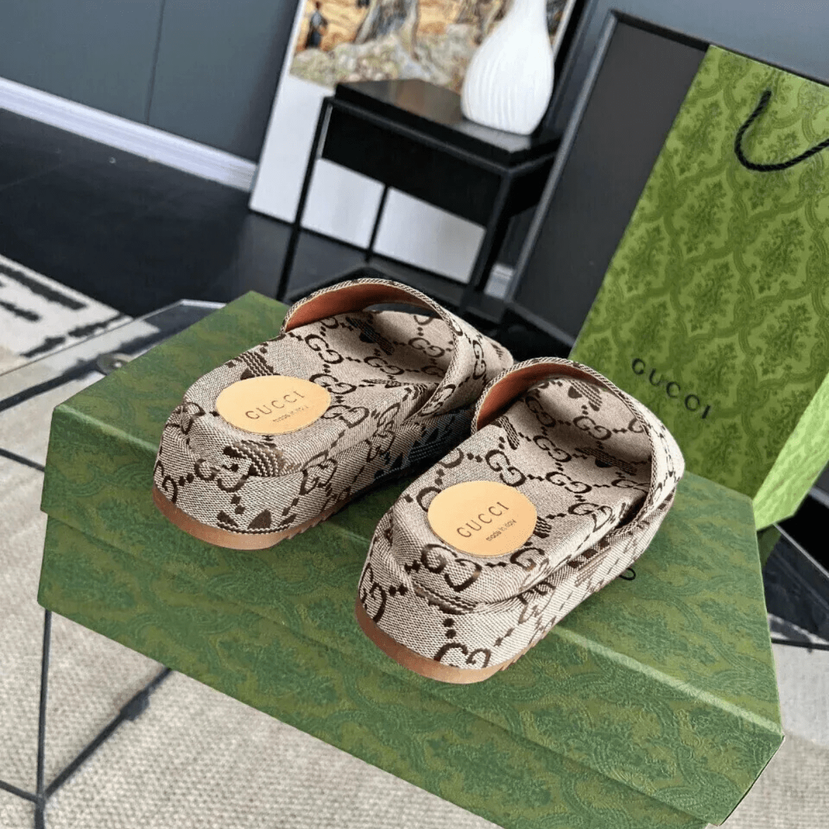 Gucci Dionysus Mini Tasche & Angelina Flache Sandalen Set – Beige Monogram