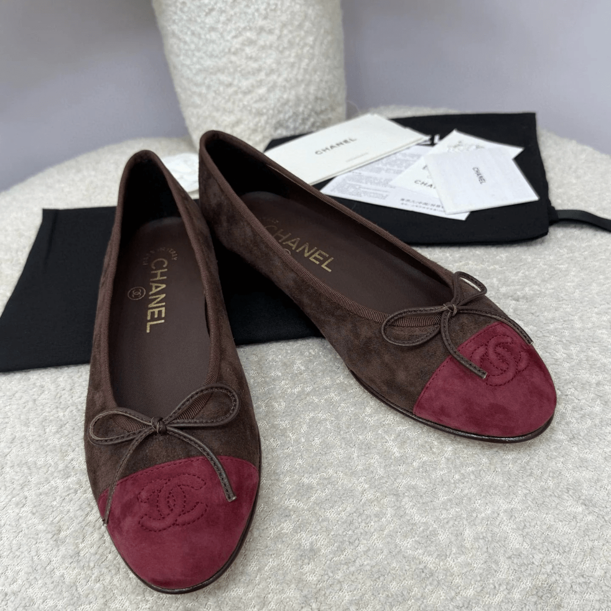 Chanel 25A Ballerinas – Dunkelrot Schokolade Veloursleder