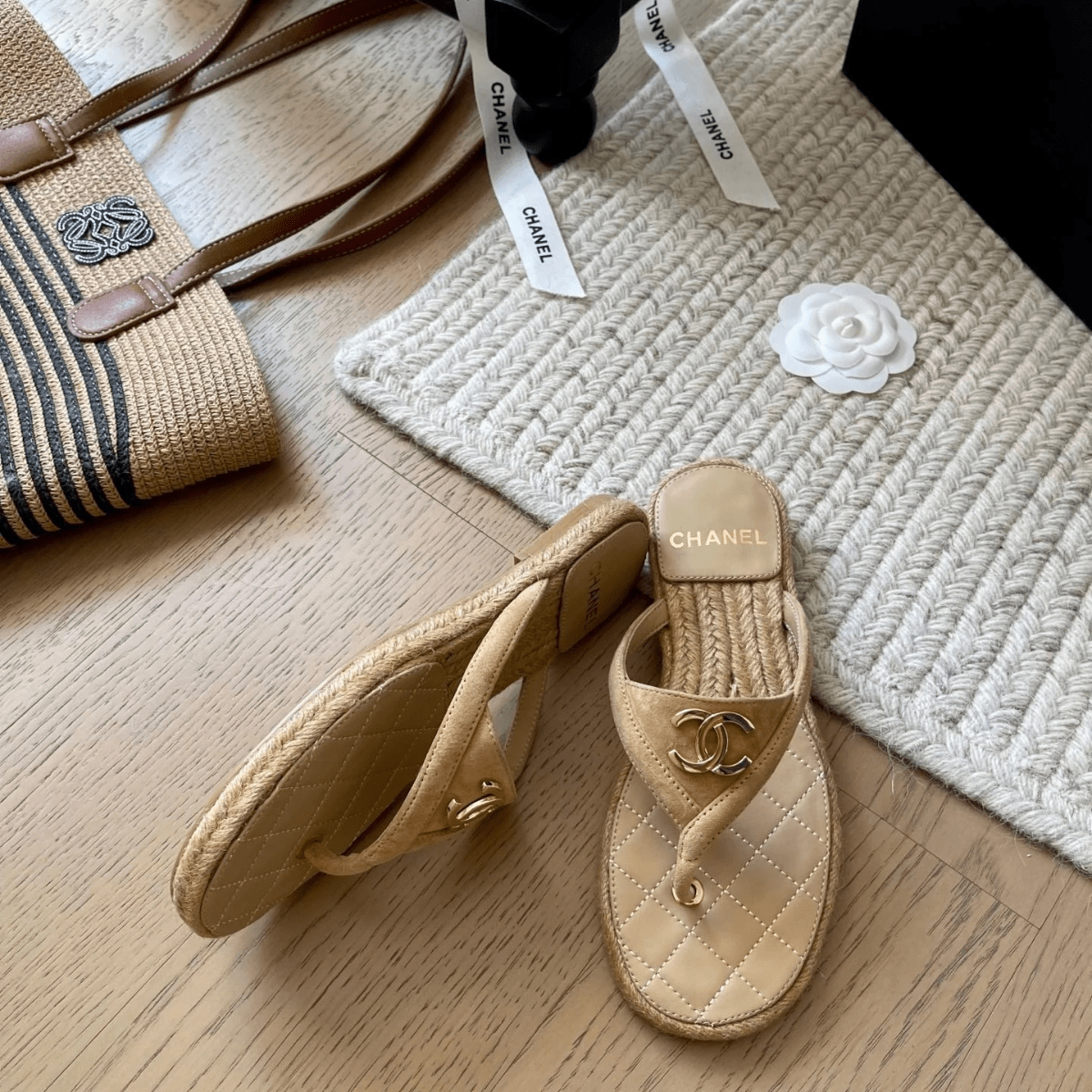 Chanel 25 Flip Flop Sandalen Beige Wildleder-Kalbsleder Espadrille