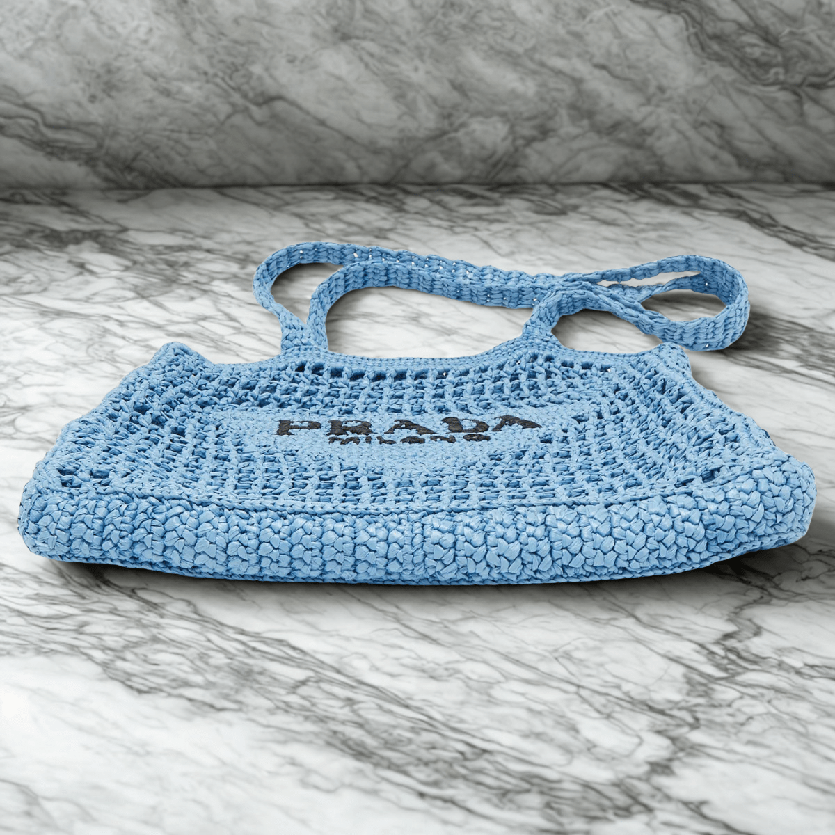 Prada – Shopper Bag aus Raffia mit gewebtem Logo (Blau)