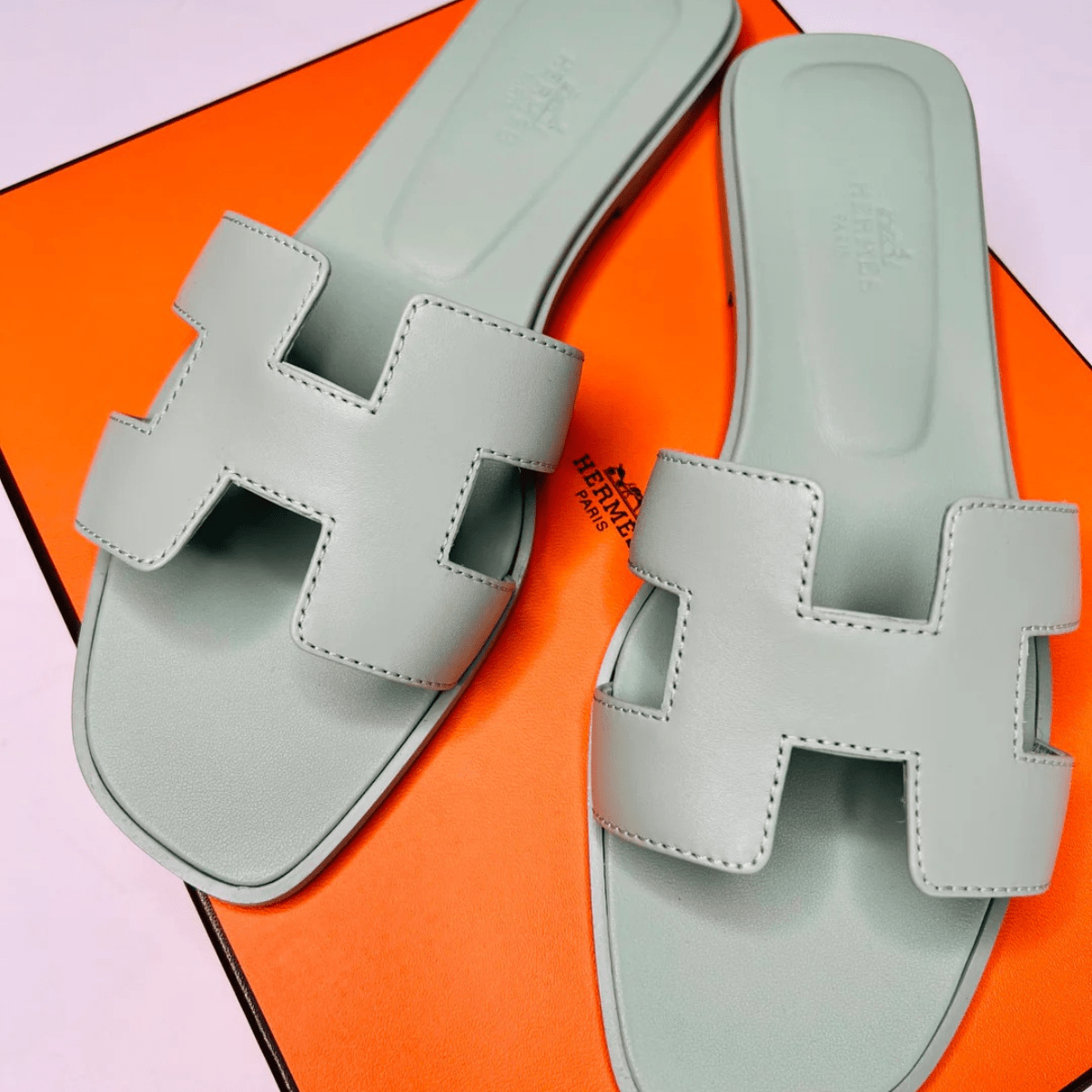 Hermès Set – Kelly 28 Vert d’Eau Alligator Limitierte Edition & Oran Sandalen Grün