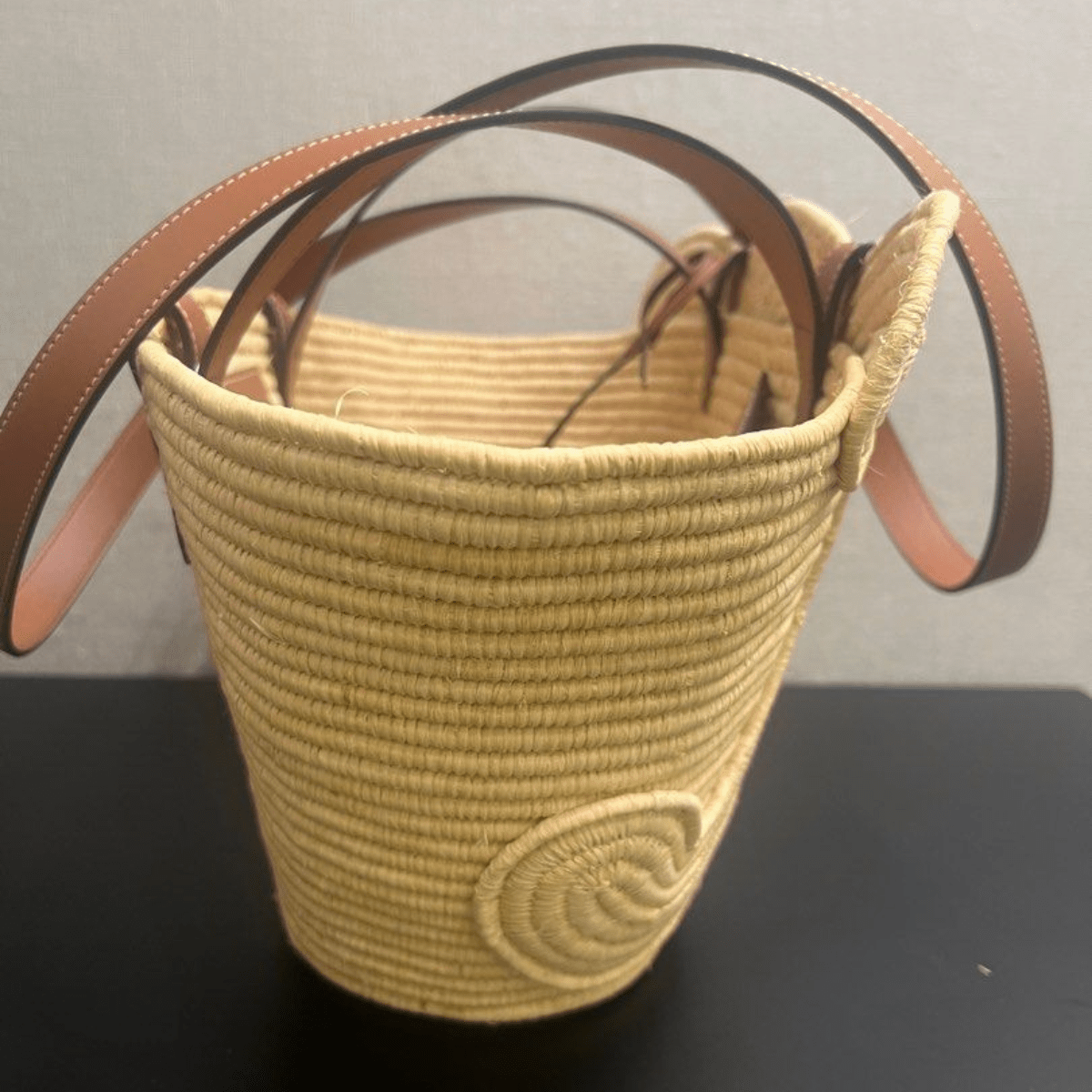 Céline Classic Small Basket mit Geflochtenem Triomphe in Raffia und Kalbsleder