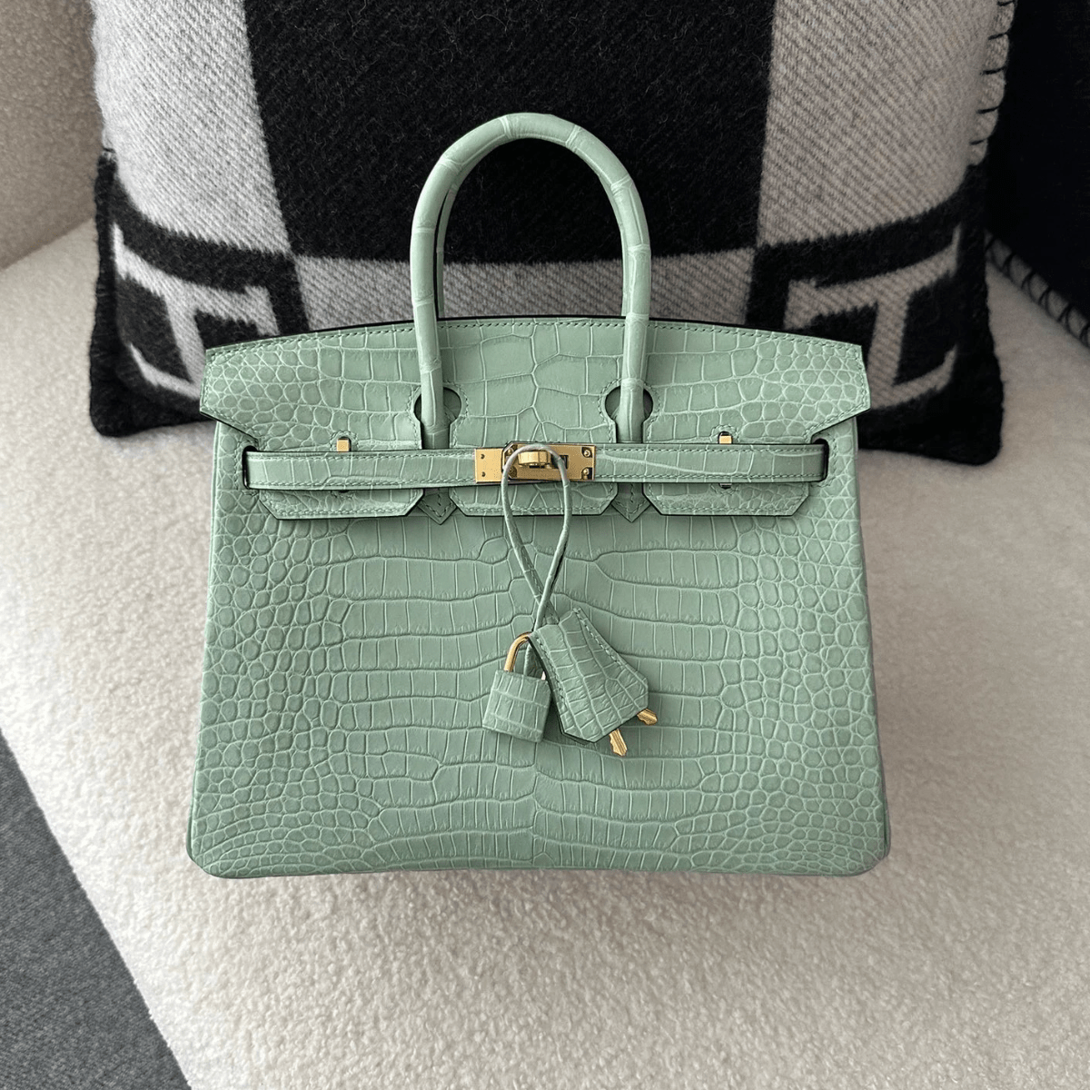 Hermès Set – Kelly 28 Vert d’Eau Alligator Limitierte Edition & Oran Sandalen Grün