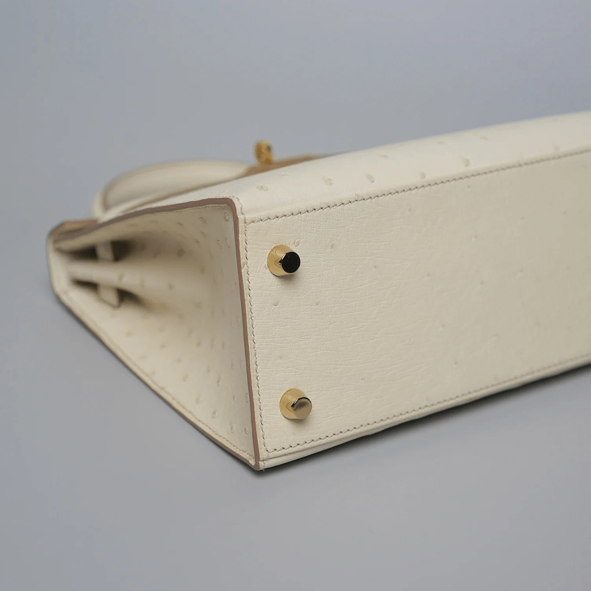 Hermès Kelly 25 in Beton Straußenleder mit goldener Hardware