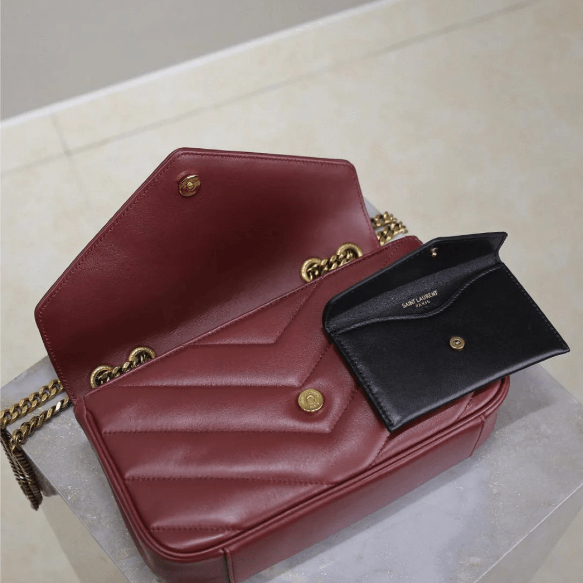 Saint Laurent – Loulou Small Matelassé Lammledertasche in Bordeaux