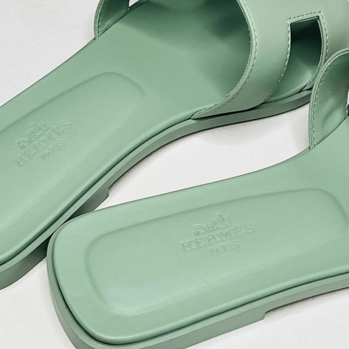 Hermès Set – Kelly 28 Vert d’Eau Alligator Limitierte Edition & Oran Sandalen Grün