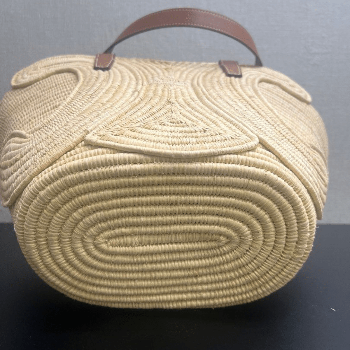 Céline Classic Small Basket mit Geflochtenem Triomphe in Raffia und Kalbsleder