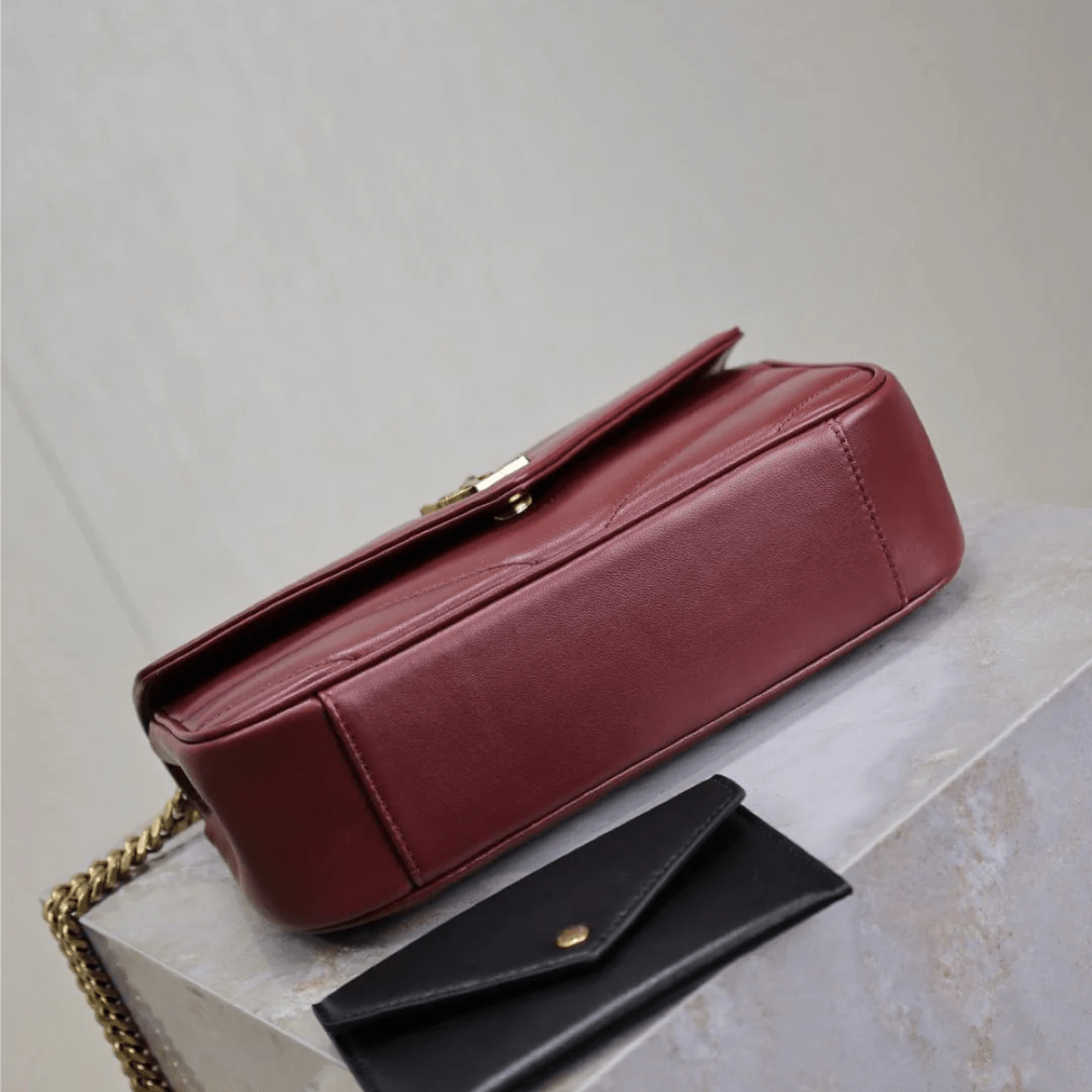 Saint Laurent – Loulou Small Matelassé Lammledertasche in Bordeaux
