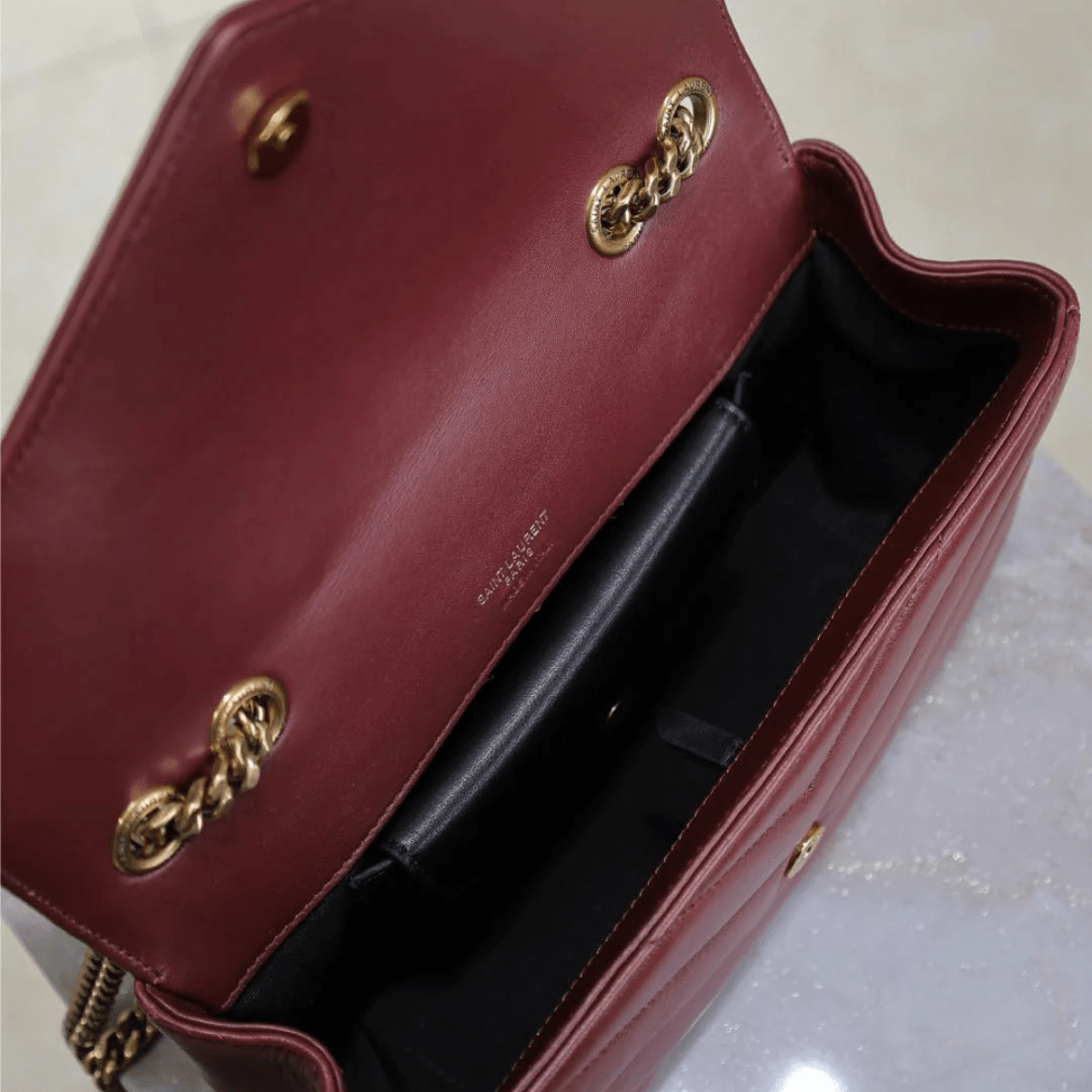 Saint Laurent – Loulou Small Matelassé Lammledertasche in Bordeaux