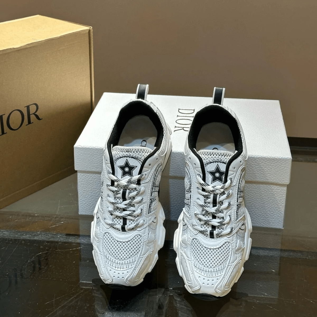 Dior – Set: Mini Lady Dior Tasche in Schwarz & Dior Chrono Sneaker
