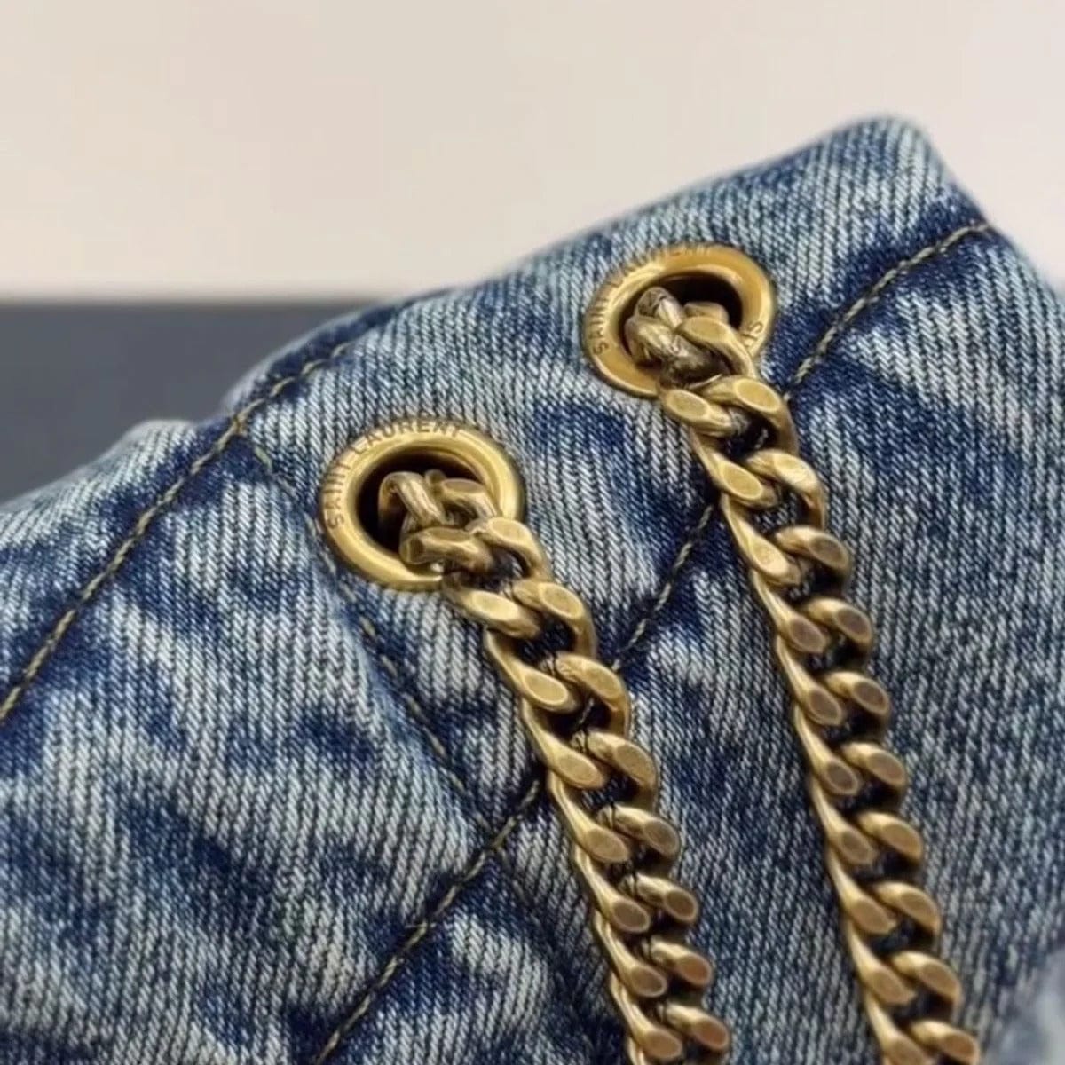 Saint Laurent Loulou Puffer Tasche in Quilted Vintage Denim