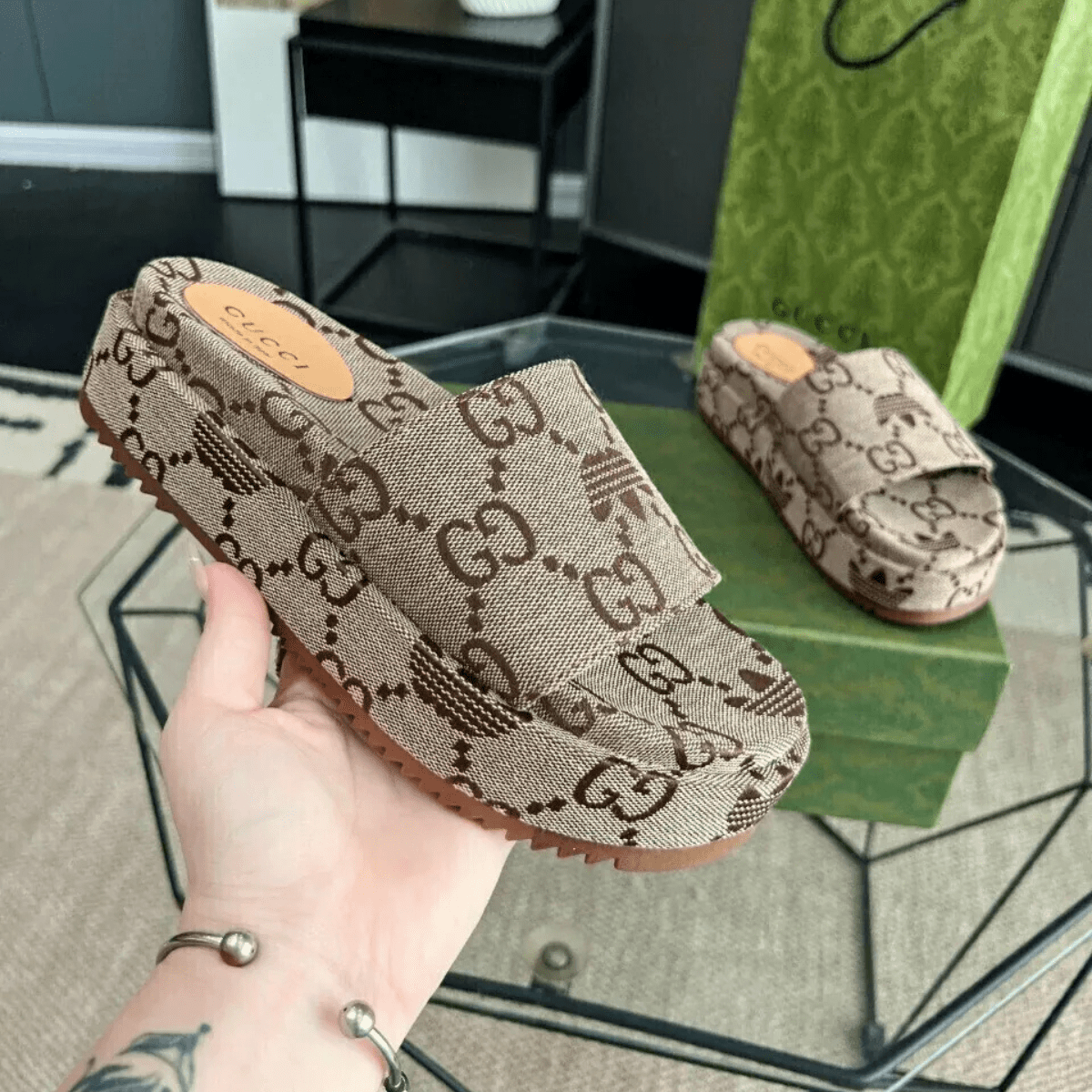 Gucci Angelina Flache Sandalen Canvas Giant Monogram Beige