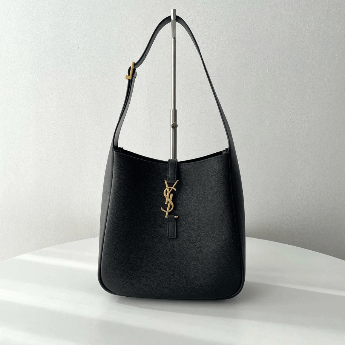 Yves Saint Laurent – Le 5 à 7 Bea Tasche aus genarbtem Leder
