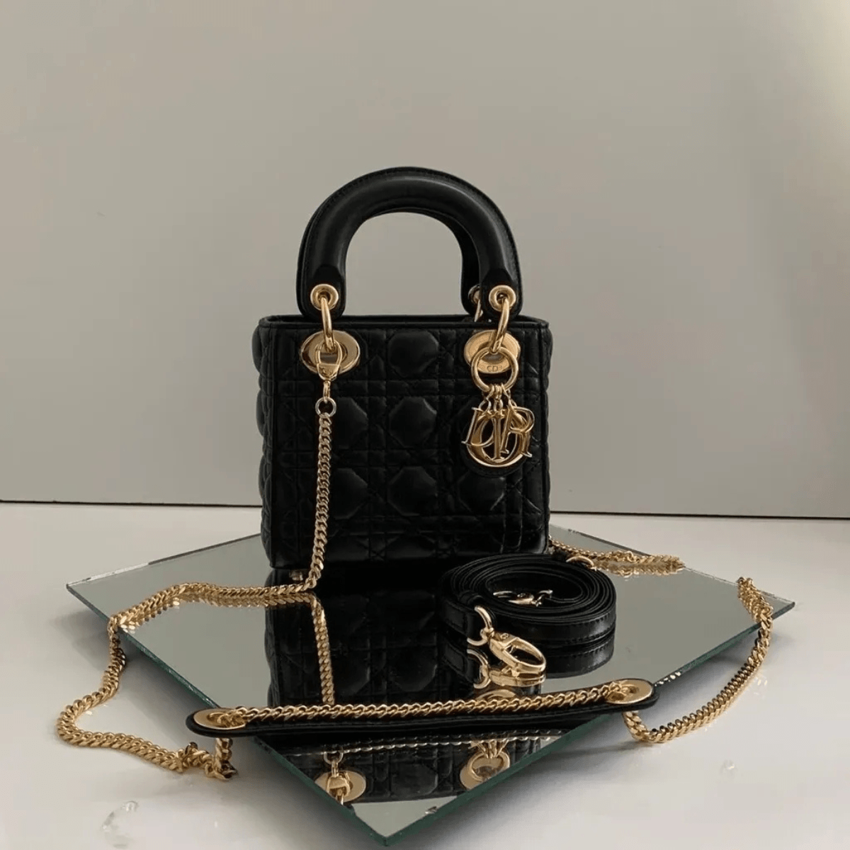 Dior – Set: Mini Lady Dior Tasche in Schwarz & Dior Chrono Sneaker