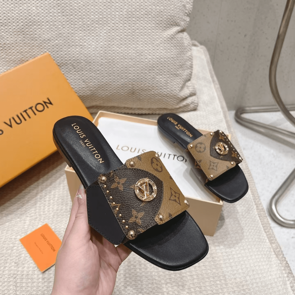 Louis Vuitton – Vanity PM & Frame Sandalen Set
