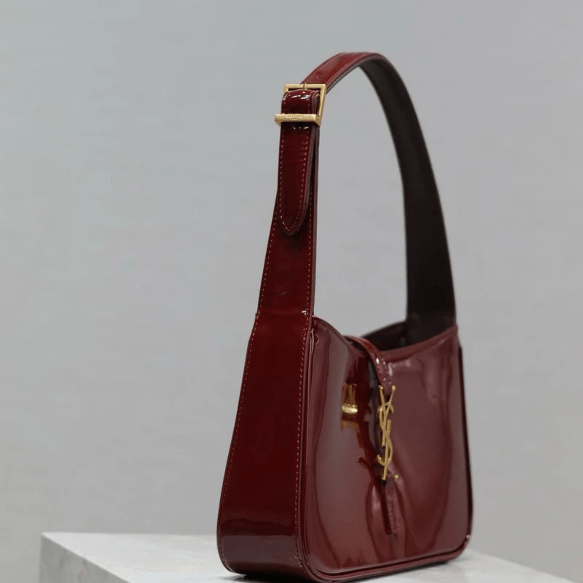 Yves Saint Laurent – Le 5 à 7 Tasche aus Lackleder