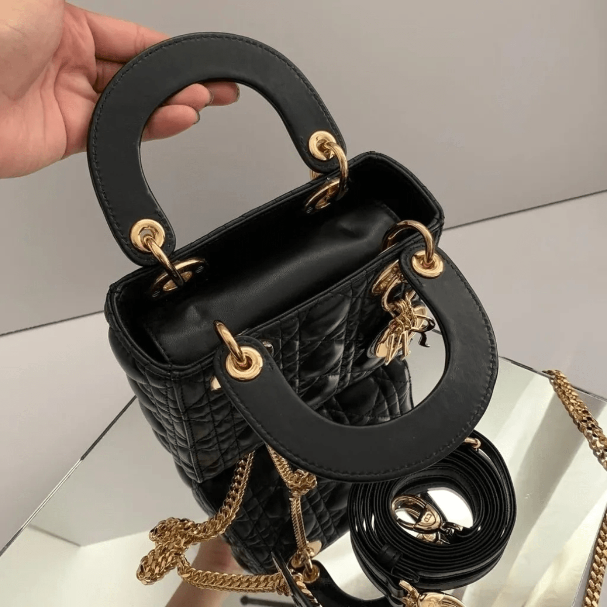 Dior – Set: Mini Lady Dior Tasche in Schwarz & Dior Chrono Sneaker