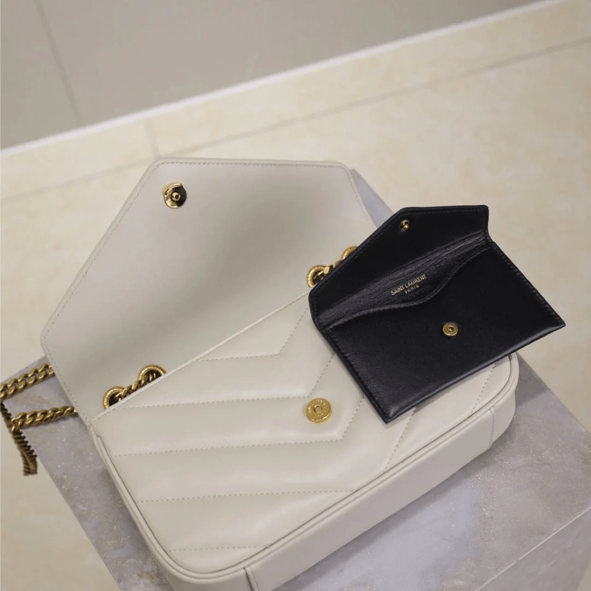 Saint Laurent – Loulou Small Matelassé Lammledertasche in Weiß