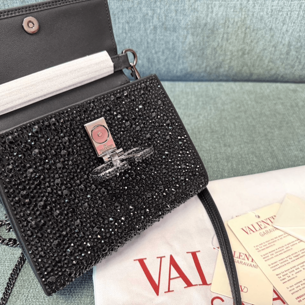 Valentino Garavani – VSLING Mini Tasche mit Kristallen in Schwarz