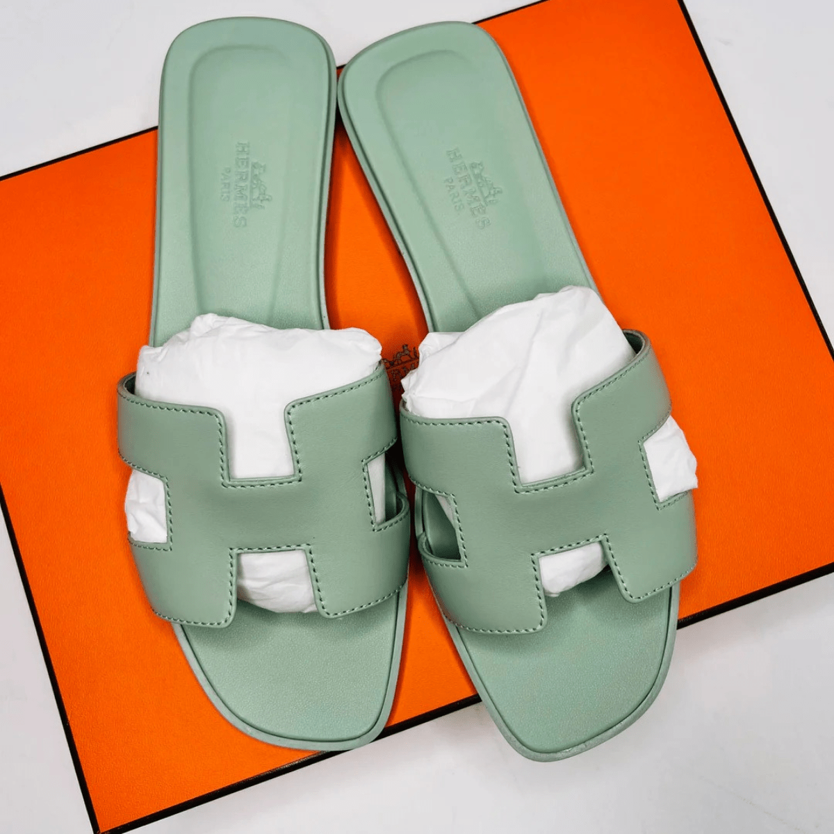 Hermès Set – Kelly 28 Vert d’Eau Alligator Limitierte Edition & Oran Sandalen Grün