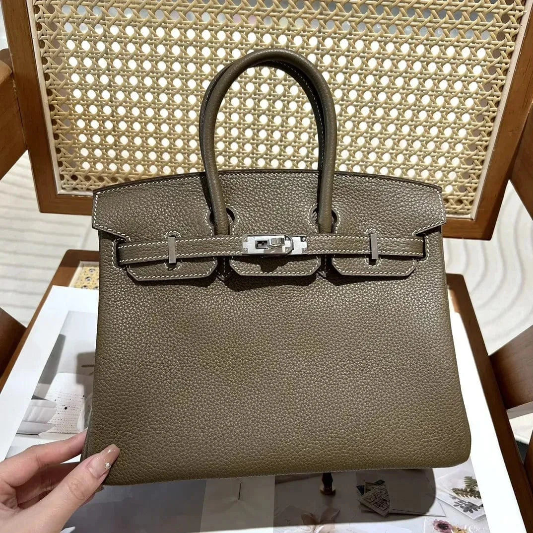 Hermès Birkin 25 HSS Craie/Gris Tourterelle in Togo-Leder mit gebürsteten goldfarbenen Beschlägen